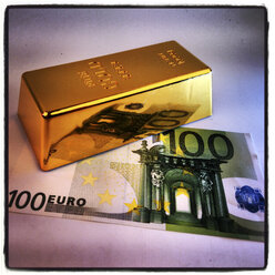 Dekoration aus Goldbarren und 100-Euro-Banknote - HOHF000425