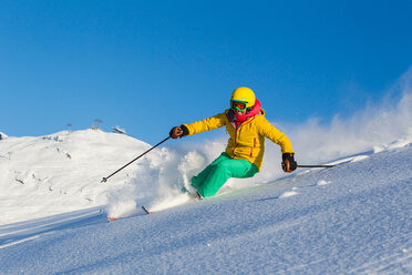 Schweiz, Graubünden, Obersaxen, Skifahrerin - EGF000018