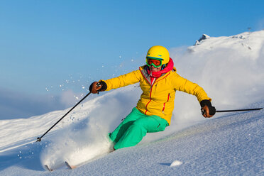 Schweiz, Graubünden, Obersaxen, Skifahrerin - EGF000109