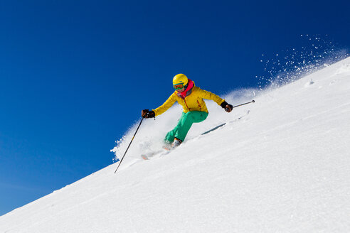 Schweiz, Graubünden, Obersaxen, Skifahrerin - EGF000019