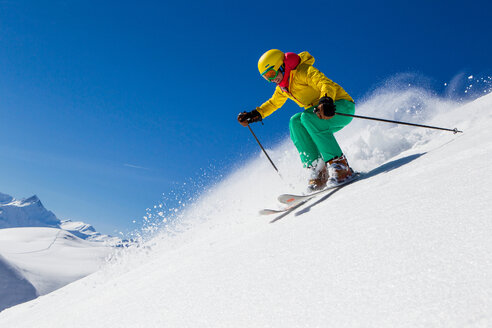 Schweiz, Graubünden, Obersaxen, Skifahrerin - EGF000020