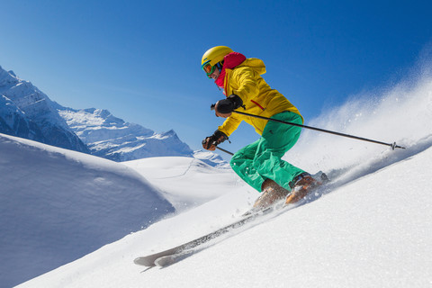 Schweiz, Graubünden, Obersaxen, Skifahrerin, lizenzfreies Stockfoto
