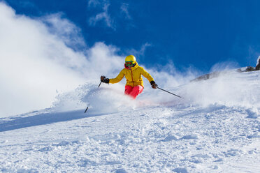 Schweiz, Graubünden, Obersaxen, Skifahrerin - EGF000022