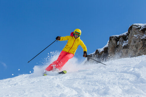 Schweiz, Graubünden, Obersaxen, Skifahrerin - EGF000026