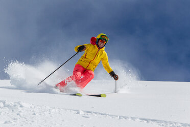 Schweiz, Graubünden, Obersaxen, Skifahrerin - EGF000028