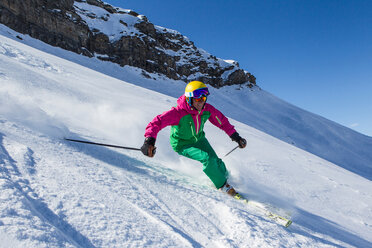 Schweiz, Graubünden, Obersaxen, Skifahrerin - EGF000029