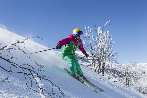 Schweiz, Graubünden, Obersaxen, Skifahrerin - EGF000101