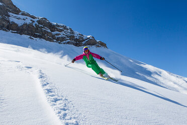 Schweiz, Graubünden, Obersaxen, Skifahrerin - EGF000031