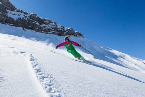 Schweiz, Graubünden, Obersaxen, Skifahrerin - EGF000031