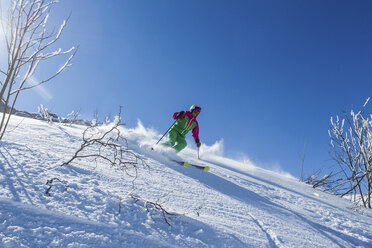 Schweiz, Graubünden, Obersaxen, Skifahrerin - EGF000032