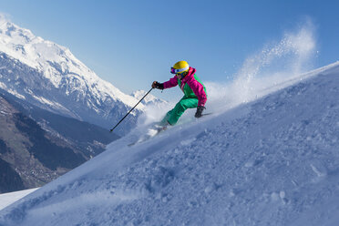 Schweiz, Graubünden, Obersaxen, Skifahrerin - EGF000033