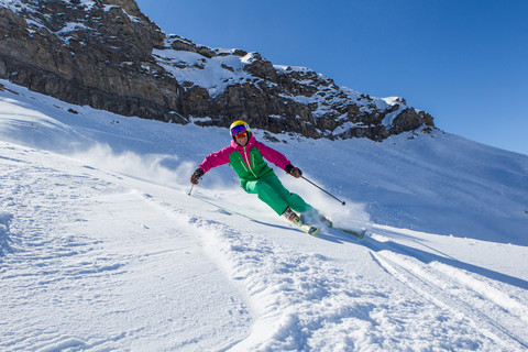 Schweiz, Graubünden, Obersaxen, Skifahrerin, lizenzfreies Stockfoto
