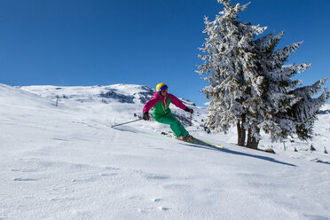 Schweiz, Graubünden, Obersaxen, Skifahrerin - EGF000103