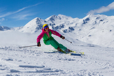 Schweiz, Graubünden, Obersaxen, Skifahrerin - EGF000001