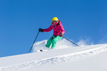 Schweiz, Graubünden, Obersaxen, Skifahrerin - EGF000035