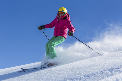 Schweiz, Graubünden, Obersaxen, Skifahrerin - EGF000110