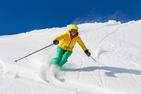 Schweiz, Graubünden, Obersaxen, Skifahrerin, lizenzfreies Stockfoto