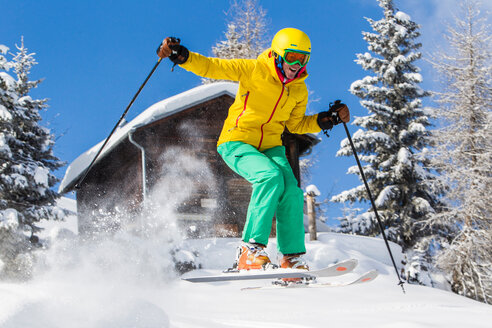 Schweiz, Graubünden, Obersaxen, Skifahrerin - EGF000037