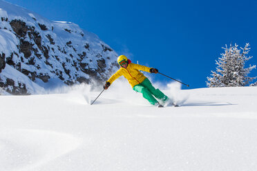 Schweiz, Graubünden, Obersaxen, Skifahrerin - EGF000038