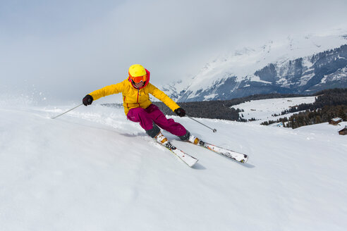 Schweiz, Graubünden, Obersaxen, Skifahrerin - EGF000040