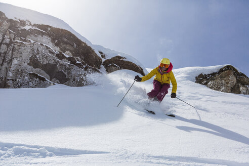 Schweiz, Graubünden, Obersaxen, Skifahrerin - EGF000104