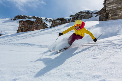 Schweiz, Graubünden, Obersaxen, Skifahrerin - EGF000105