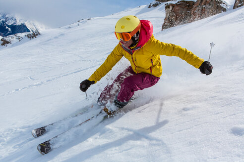 Schweiz, Graubünden, Obersaxen, Skifahrerin - EGF000042