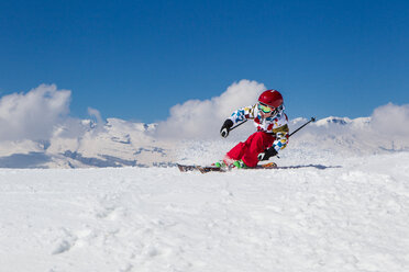 Schweiz, Graubünden, Obersaxen, Junge auf der Piste - EGF000081