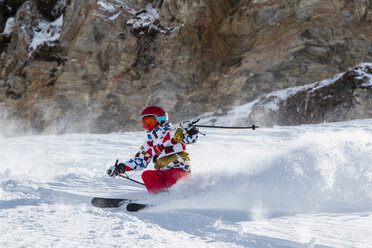 Schweiz, Graubünden, Obersaxen, Junge auf der Piste - EGF000079