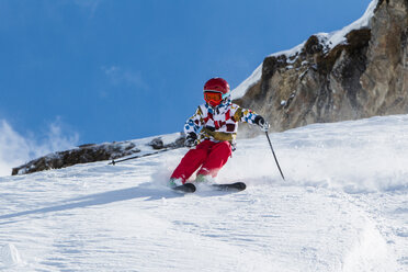 Schweiz, Graubünden, Obersaxen, Junge auf der Piste - EGF000078