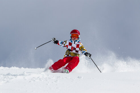 Schweiz, Graubünden, Obersaxen, Junge auf der Piste - EGF000077