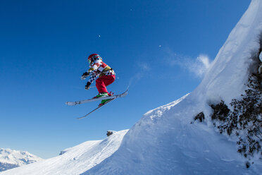 Schweiz, Graubünden, Obersaxen, Junge auf der Piste - EGF000076