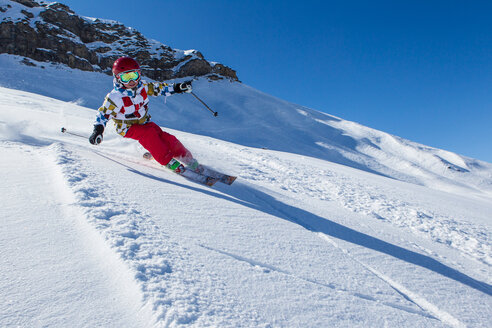 Schweiz, Graubünden, Obersaxen, Junge auf der Piste - EGF000075