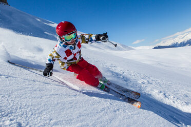 Schweiz, Graubünden, Obersaxen, Junge auf der Piste - EGF000074