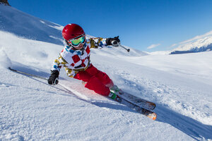 Schweiz, Graubünden, Obersaxen, Junge auf der Piste - EGF000074