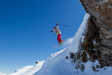 Schweiz, Graubünden, Obersaxen, Junge auf der Piste - EGF000073