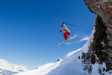 Schweiz, Graubünden, Obersaxen, Junge auf der Piste - EGF000070