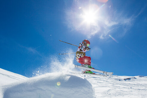 Schweiz, Graubünden, Obersaxen, Junge auf der Piste - EGF000068