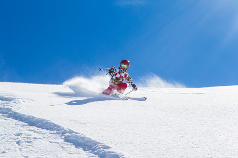 Schweiz, Graubünden, Obersaxen, Junge auf der Piste, lizenzfreies Stockfoto