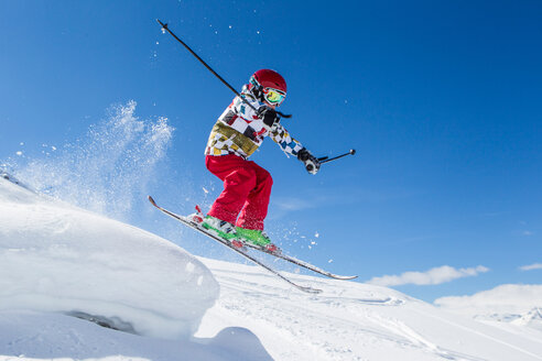 Schweiz, Graubünden, Obersaxen, Junge auf der Piste - EGF000066