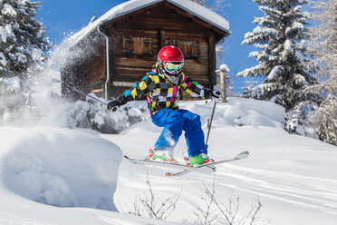 Schweiz, Graubünden, Obersaxen, Junge auf der Piste - EGF000062