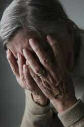 Ältere Frau bedeckt ihr Gesicht mit den Händen - JATF000655
