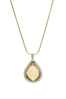 Anhänger mit großem Citrin Edelstein umrahmt mit Diamanten an goldener Halskette vor weißem Hintergrund - JAWF000011