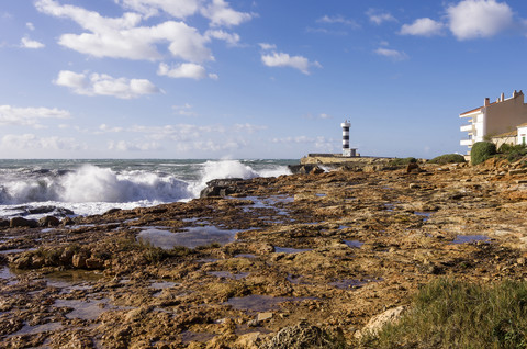 Spanien, Balearische Inseln, Mallorca, Colonia de Sant Jordi, Küste und Leuchtturm, lizenzfreies Stockfoto