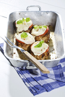 Fleischbällchen mit Tomate und Mozzarella in einer Bratpfanne - MAEF007718