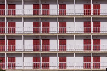 Spanien, Balearische Inseln, Palma de Mallorca, Colonia de Sant Jordi, leere Balkone eines Hotels - THAF000035