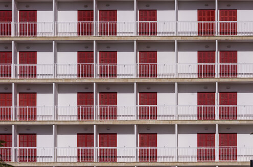 Spanien, Balearische Inseln, Palma de Mallorca, Colonia de Sant Jordi, leere Balkone eines Hotels - THAF000035
