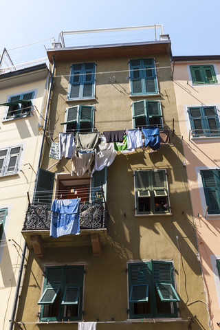 Italien, Cinque Terre, Provinz La Spezia, Ligurien, Riomaggiore, Wäsche auf der Wäscheleine am Haus, lizenzfreies Stockfoto