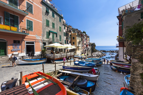 Italien, Cinque Terre, Provinz La Spezia, Ligurien, Riomaggiore, Blick auf Fischerboote in dem traditionellen Fischerdorf, lizenzfreies Stockfoto