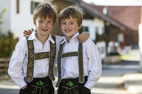 Germany, Murnau, Twin brothers wearing traditional costumes - EGF000093